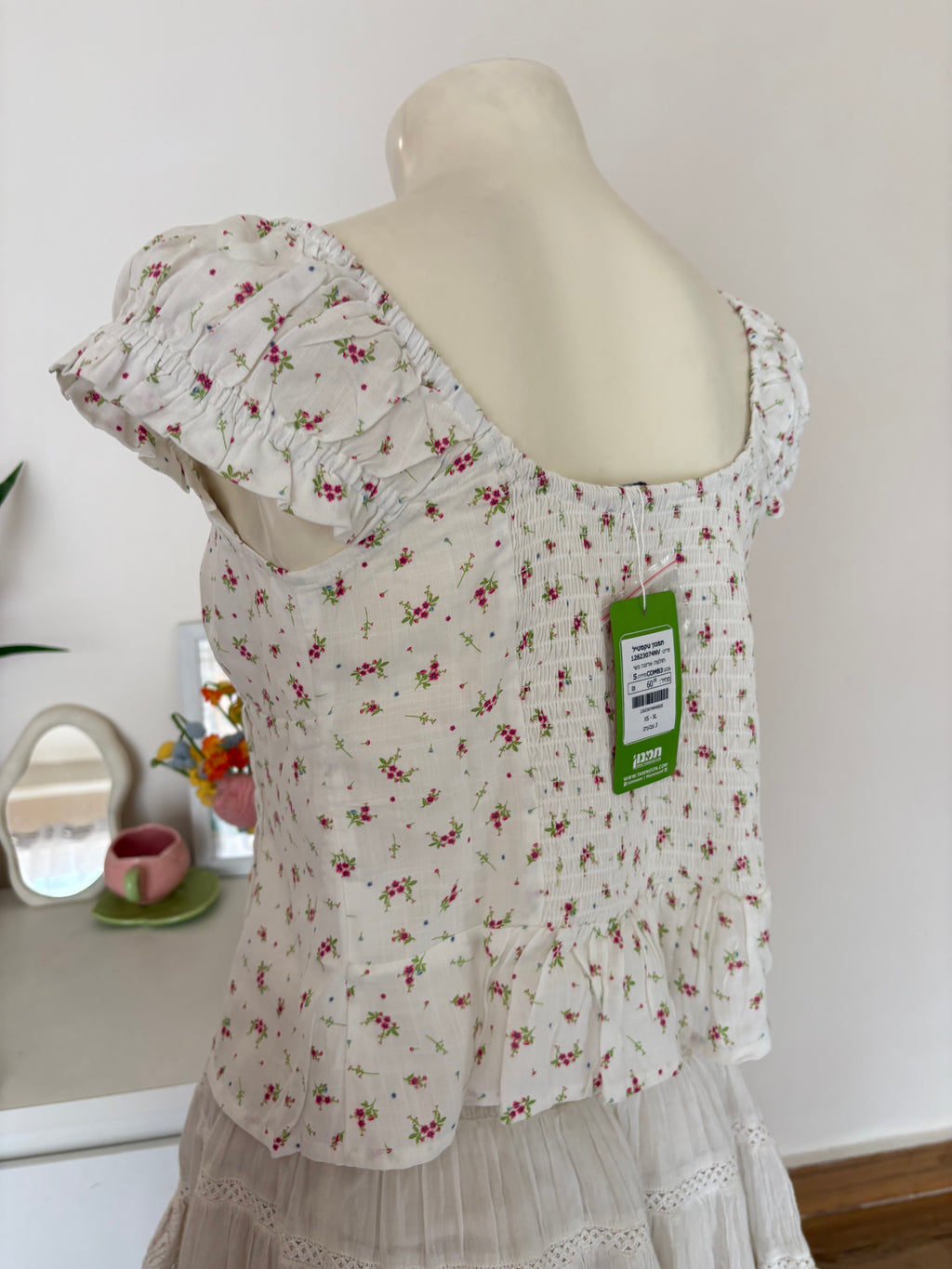 Pink floral ribbon details