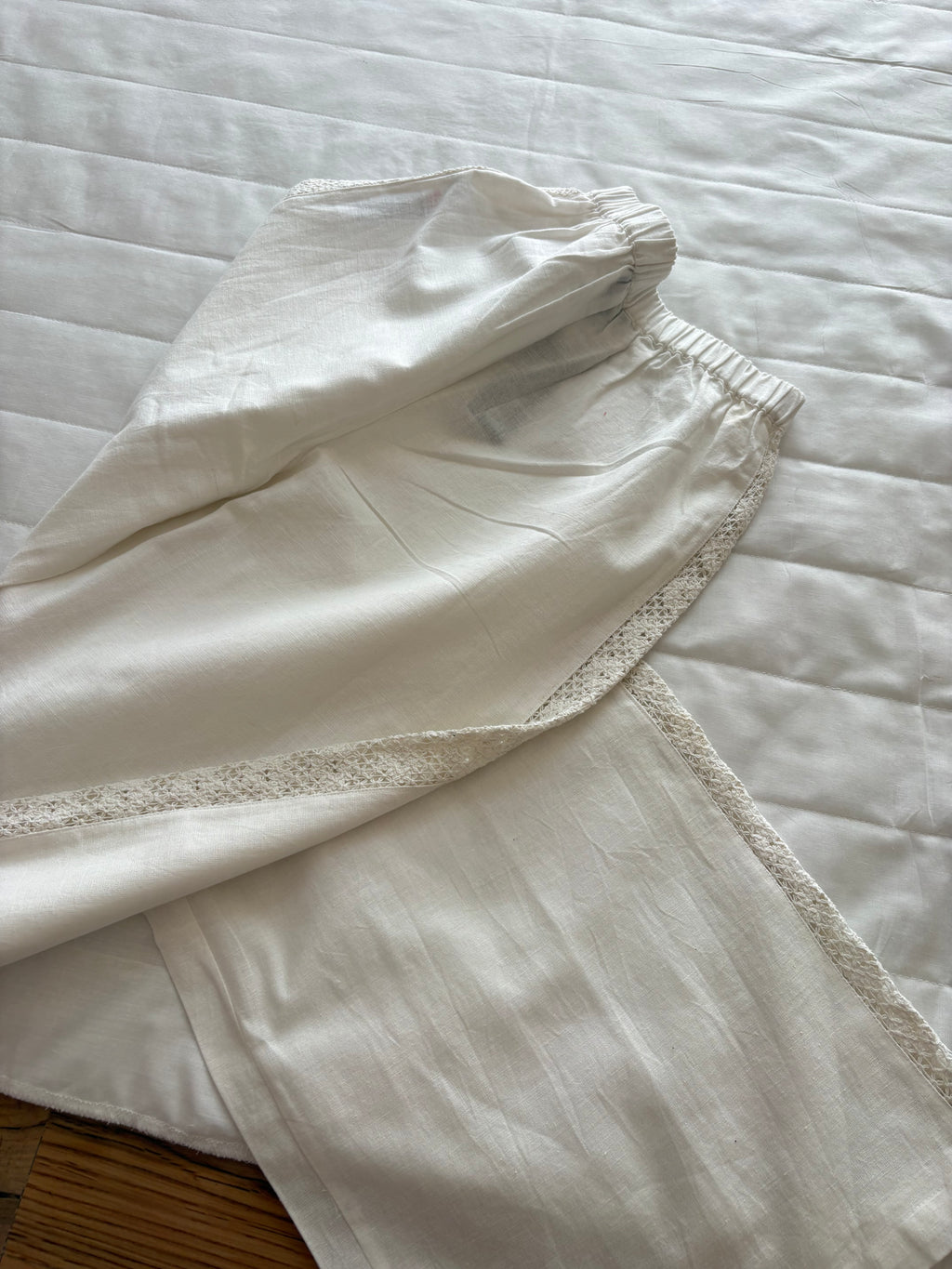 White lace details pant