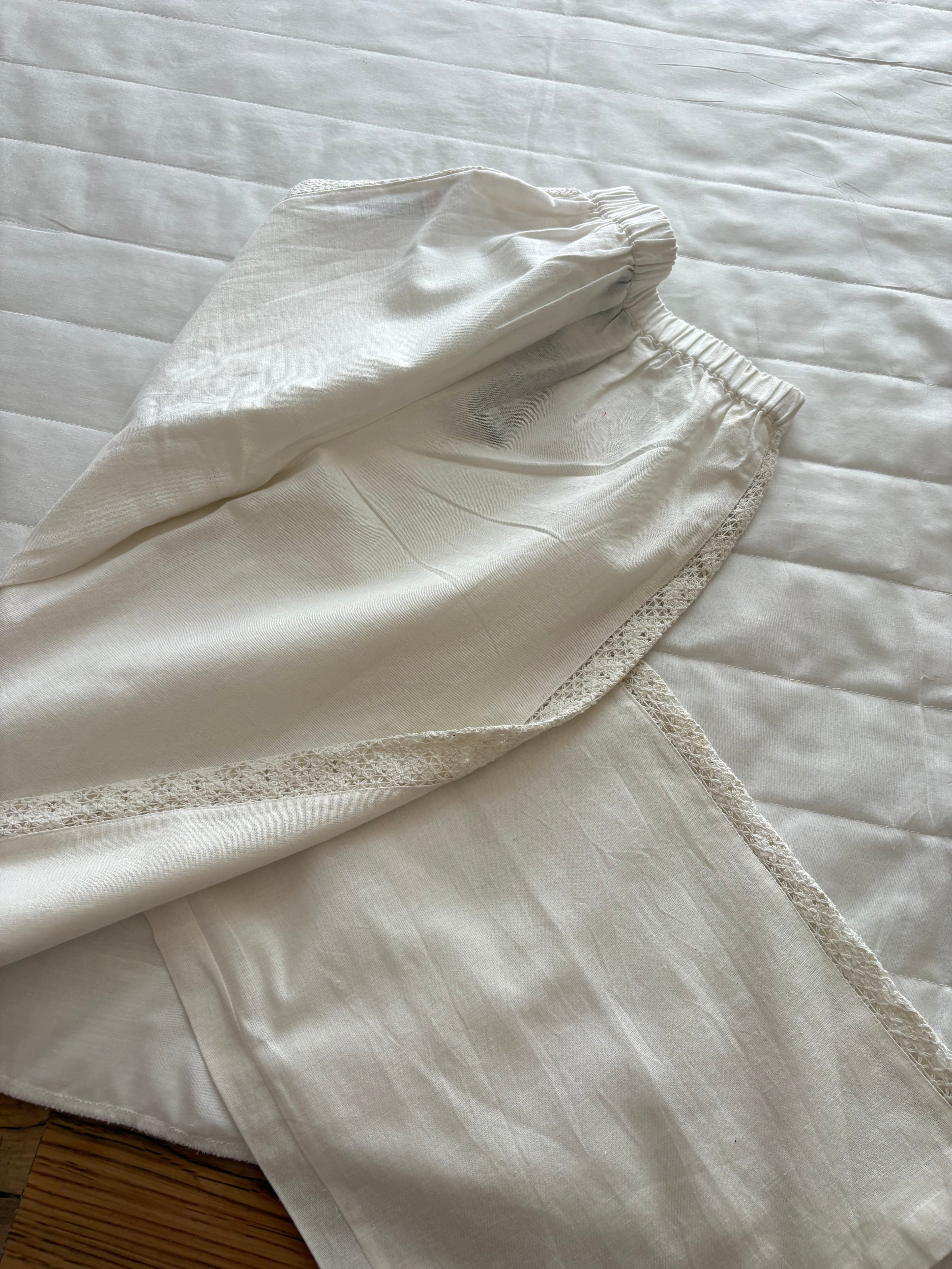 White lace details pant