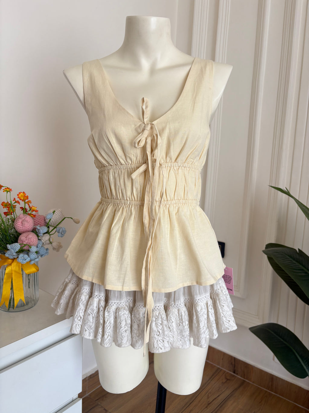 Light yellow front tie