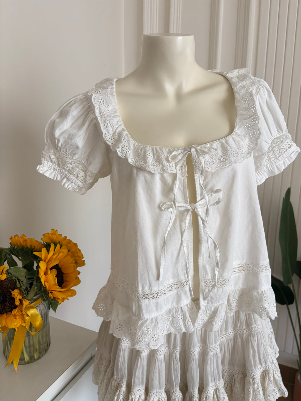 lace details front tie top