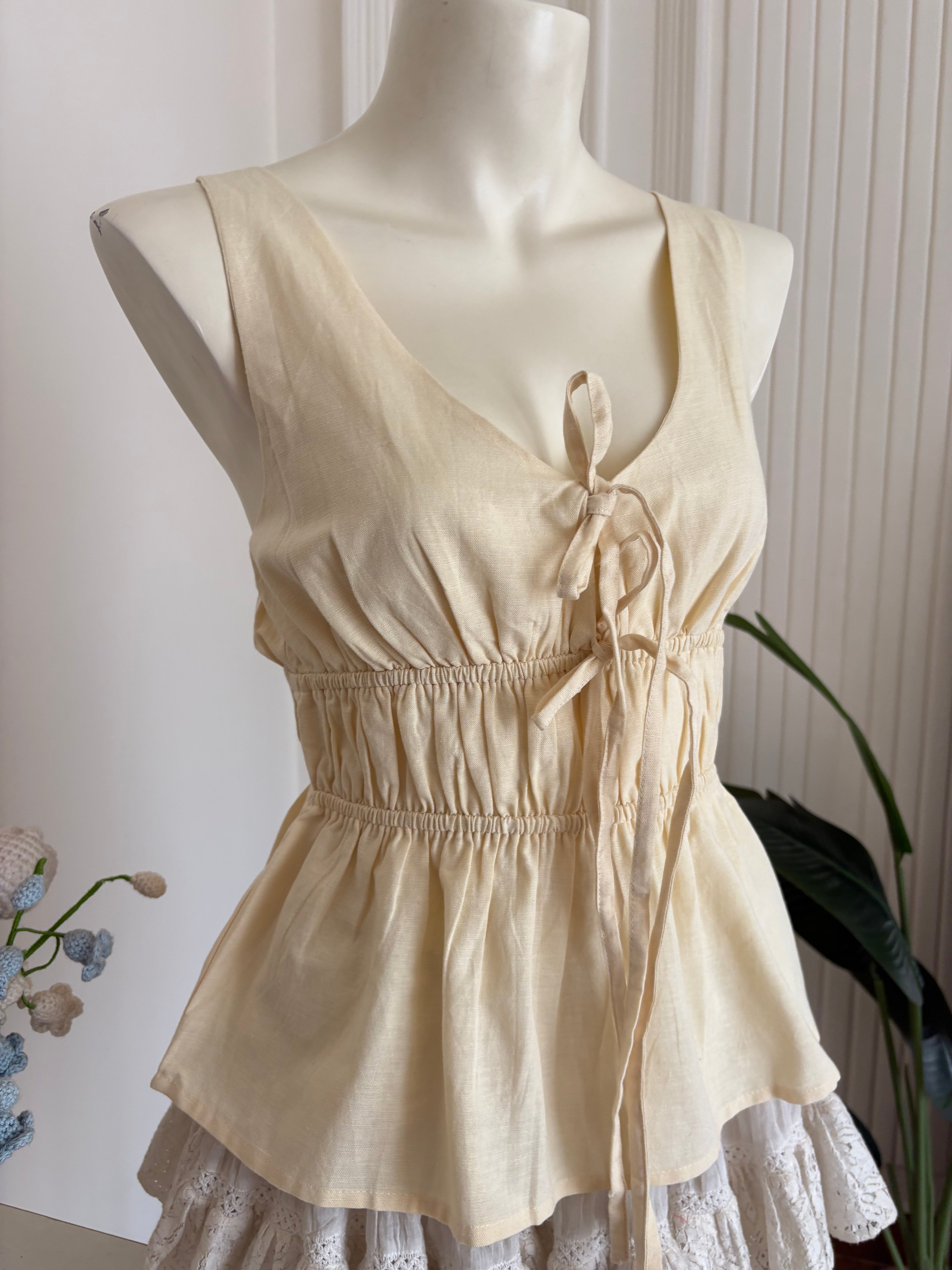 Light yellow front tie
