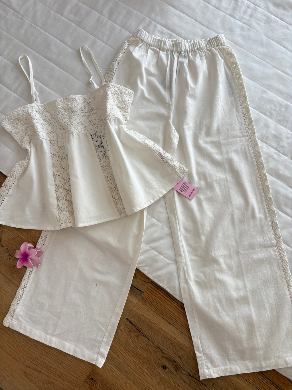 White lace details pant